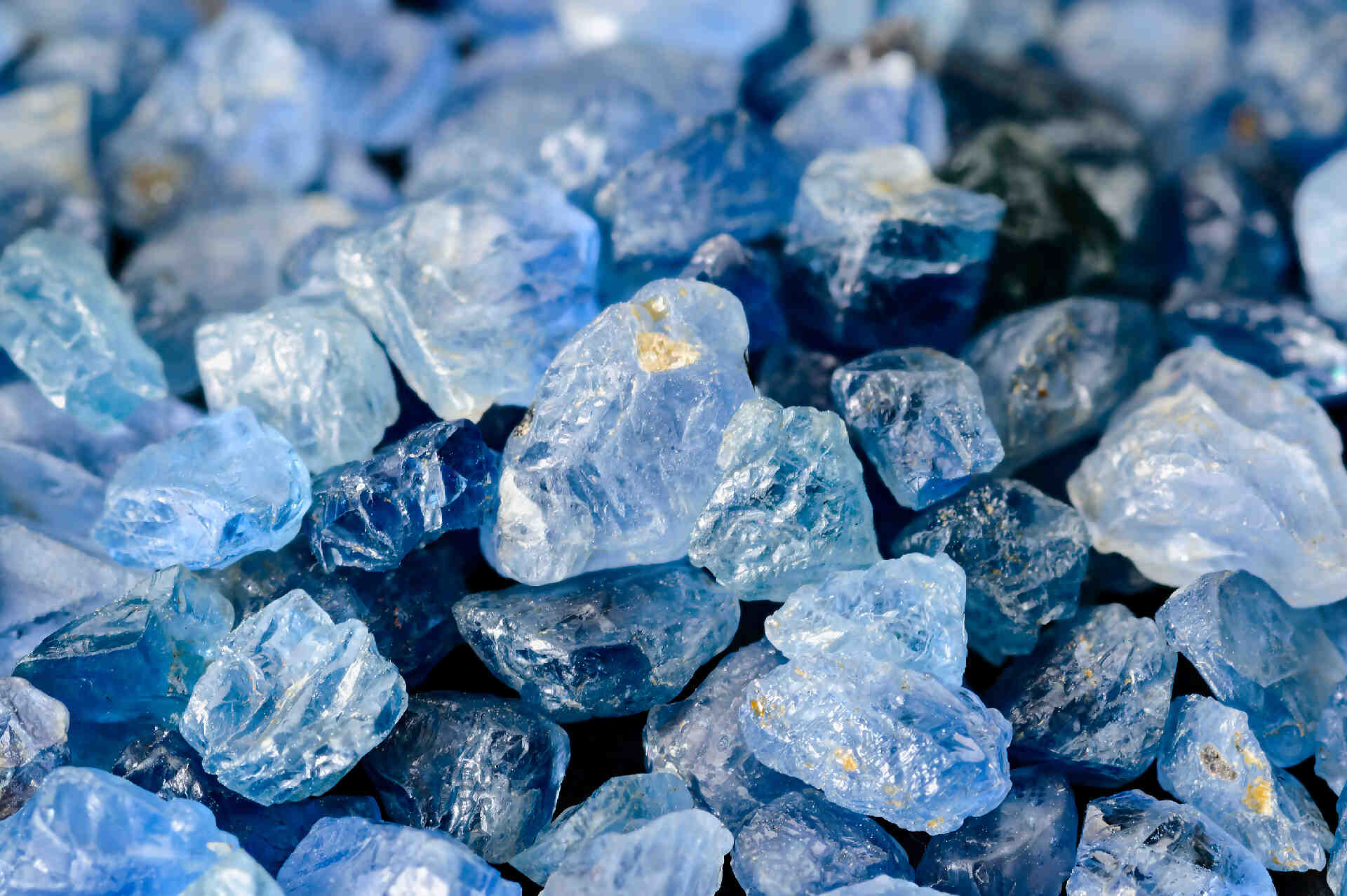 Blue halite raw mineral crystals supplied for industrial raw materials