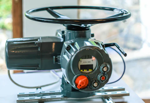 Electric valve actuator with handwheel