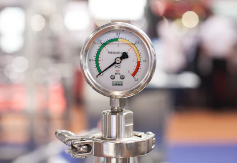 Pressure gauge with a diaphragm seal on a process line