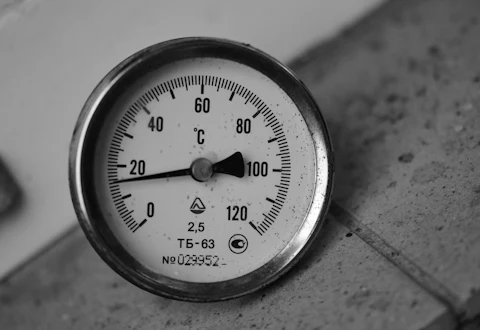 Industrial temperature gauge with a 0–120 °C dial