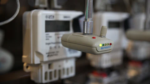 Smart meter fitted with a wireless sensor